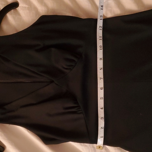 A simple but elegant evening gown. - Picture 10 of 16